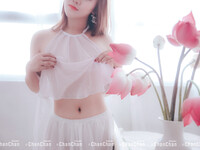 Em mẫu ruột nude cùng bộ trang phục áo dài