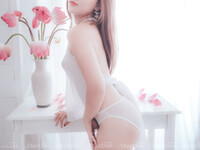 Em mẫu ruột nude cùng bộ trang phục áo dài