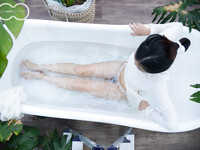 Em mẫu ruột nude cùng bộ trang phục áo dài