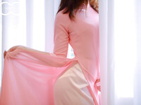 Em mẫu ruột nude cùng bộ trang phục áo dài