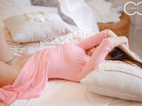 Em mẫu ruột nude cùng bộ trang phục áo dài
