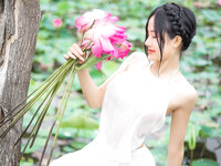 Em mẫu ruột nude cùng bộ trang phục áo dài