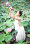 Em mẫu ruột nude cùng bộ trang phục áo dài