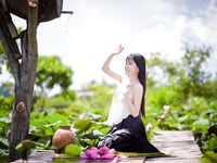 Em mẫu ruột nude cùng bộ trang phục áo dài