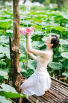 Em mẫu ruột nude cùng bộ trang phục áo dài