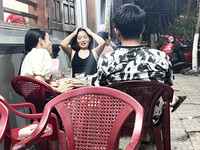 Chụp lén em ban kế bên