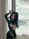 Hoàng Nhân Linh Chi hot girl dáng đồng hồ cát quyến rũ