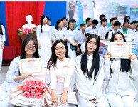 lột đồ mấy con đĩ cùng lớp