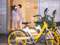 Đôi bạn thân rủ nhau public cực nứng ở ngoài đường