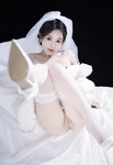 Cô dâu chụp ảnh nude để kỉ niệm ngày cưới của mình