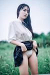 Gái xinh xắn núm hồng chụp ảnh dưới mưa quá nghệ