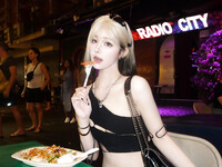Em loli xinh dâm bím múp hồng thích show hàng trợn mắt