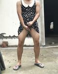 Chó mặc váy cô chủ haha