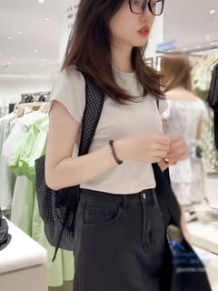 Dưới váy gái xinh