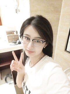 Kính cận thường rất dâm
